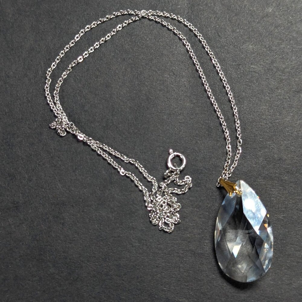 Clear glass crystal teardrop pendant on silver toned chain